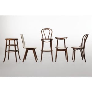 Bistrostühle aus gebogenem Holz mit Nussbaum-Finish. Charme und Komfort für Ihr Restaurant.
