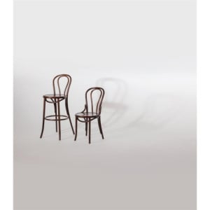 Bistrostühle aus gebogenem Holz mit Nussbaum-Finish. Charme und Komfort für Ihr Restaurant.