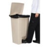 Beiger Pedalbehälter 87L Rubbermaid Step-On: Haltbarkeit und Hygiene