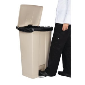Beiger Pedalbehälter 87L Rubbermaid Step-On: Haltbarkeit und Hygiene