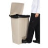 Beiger Pedalbehälter 87L Rubbermaid Step-On: Haltbarkeit und Hygiene