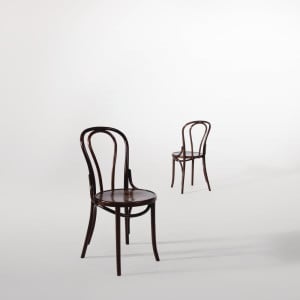 Bistrostühle aus gebogenem Holz mit Nussbaum-Finish. Charme und Komfort für Ihr Restaurant.