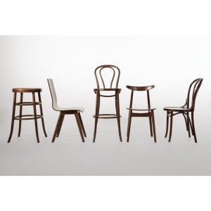 Bistrostühle aus gebogenem Holz mit Nussbaum-Finish. Charme und Komfort für Ihr Restaurant.