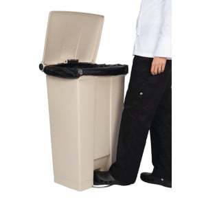 Beiger Pedalbehälter 87L Rubbermaid Step-On: Haltbarkeit und Hygiene